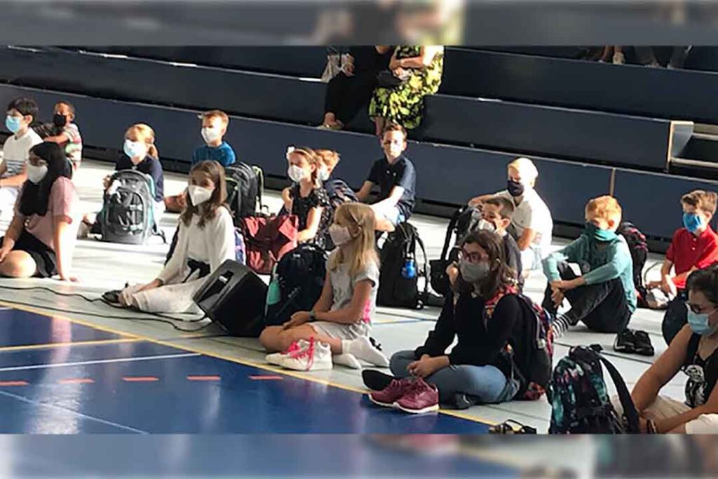 Einschulung neuer Schüler unter Corona-Bedingung in der Sporthalle am 2. Ring