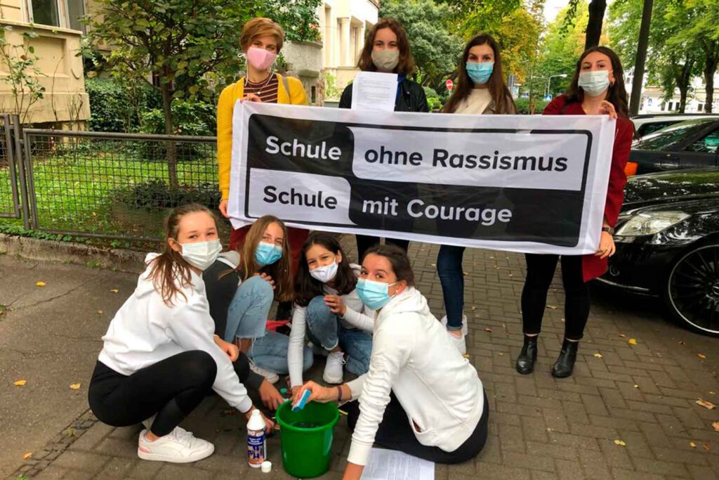 Schüler des Projektes Schule ohne Rassismus putzen Stolpersteine