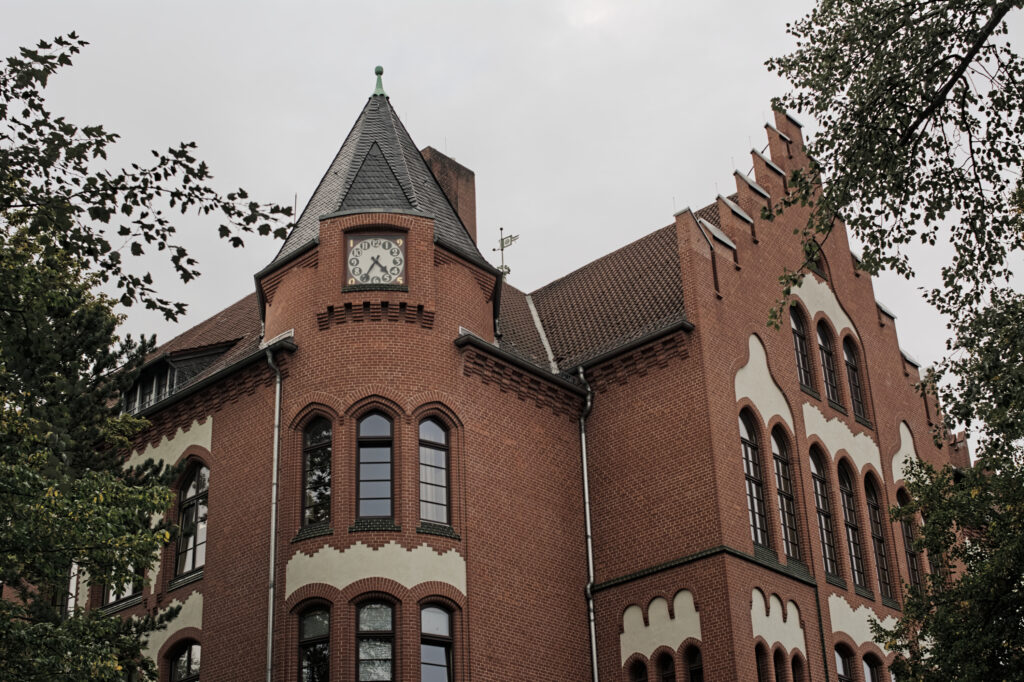 Außenansicht der Gutenbergschule mit Turm und Uhr