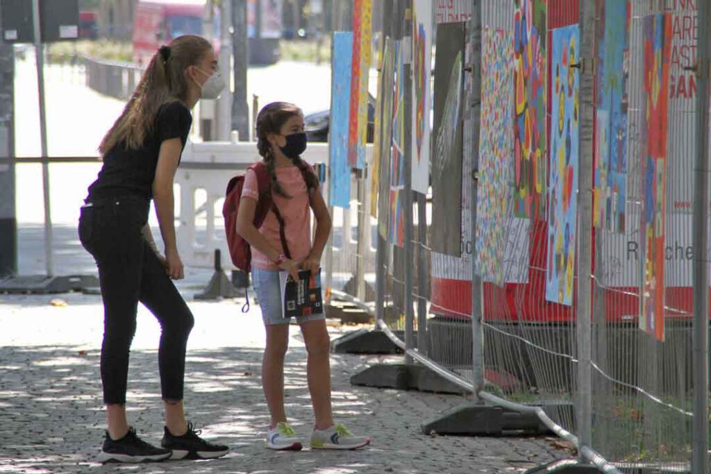 Ausgestellte Kunst am Bauzaun des Kunst LK der Gutenbergschule