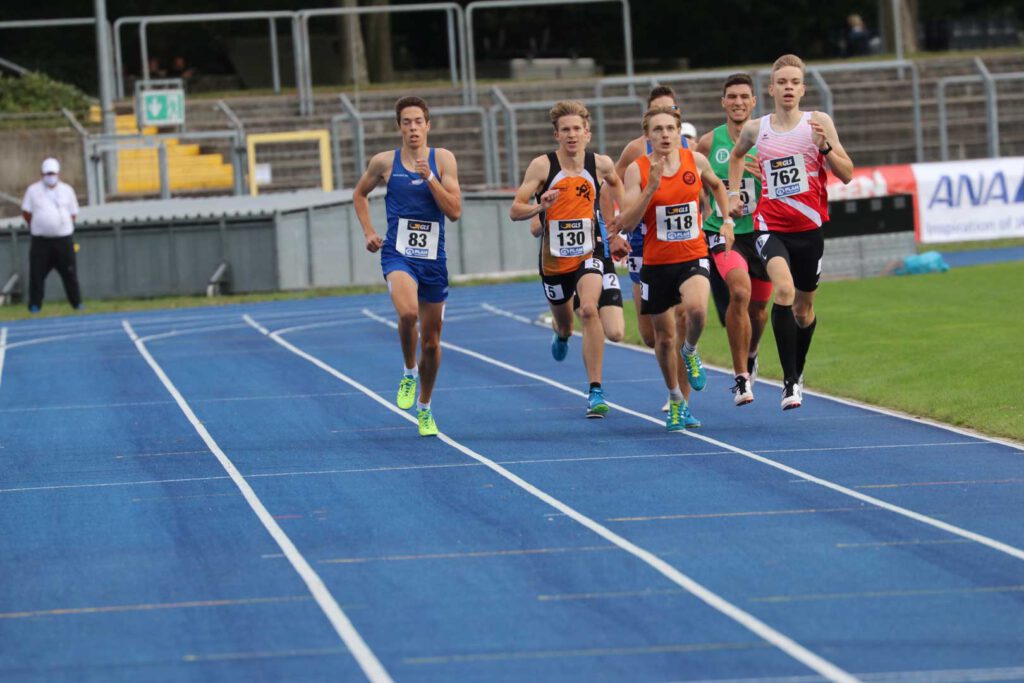 rennende Leichtathleten in einem Stadion