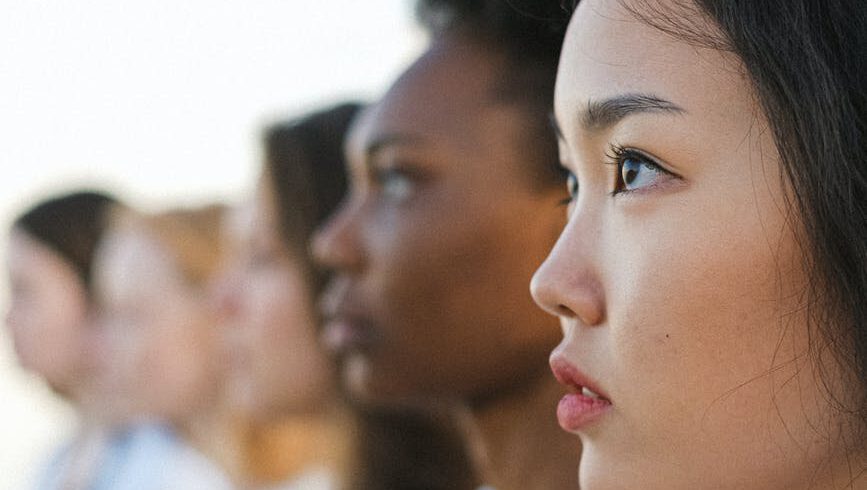 Frauen unterschiedlicher Ethnien