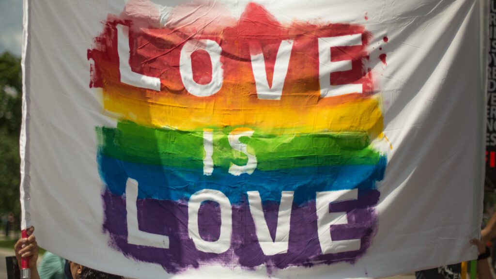 Regenbogenflagge mit "Love is love"