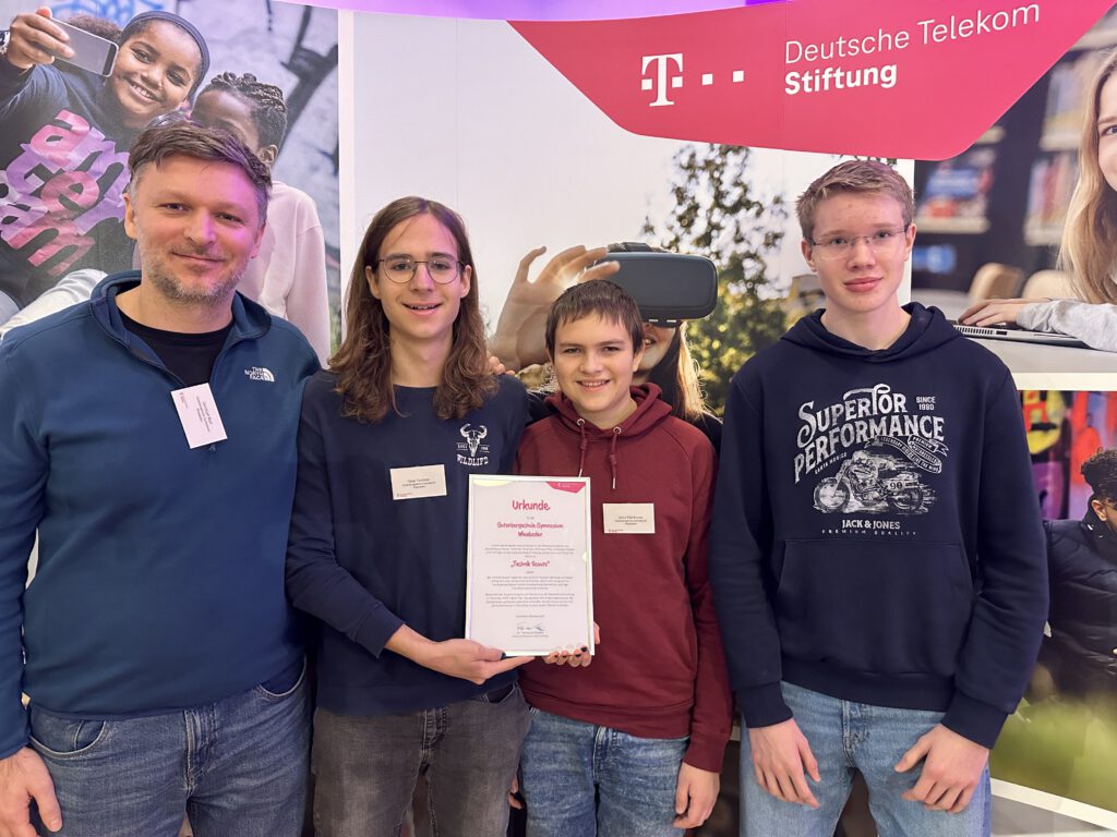 Gruppenbild der IT AG der Gutenbergschule mit Urkunde